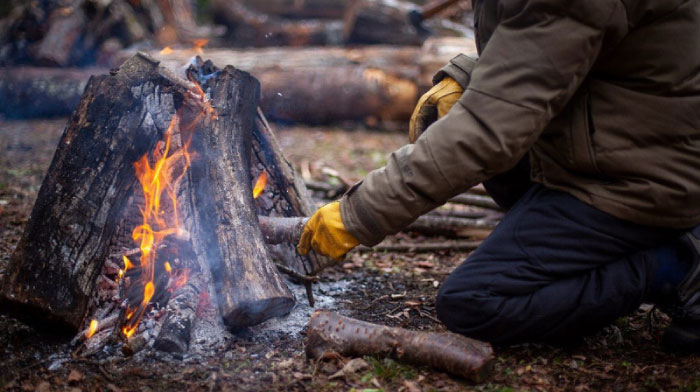 冬キャンプ　服装　焚き火